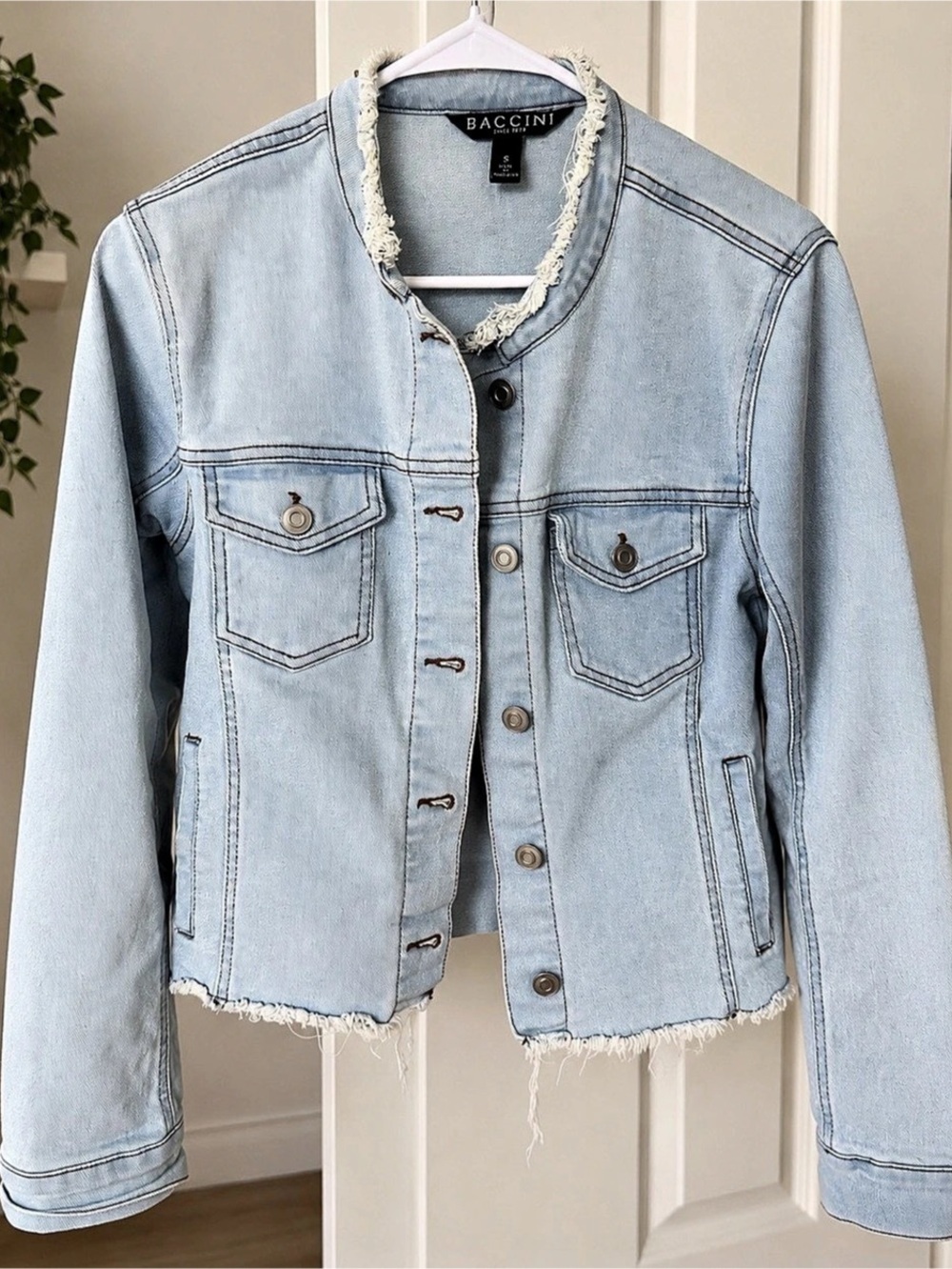 Baccini Women'Small Light Wash Cropped Denim Jacket Size Small